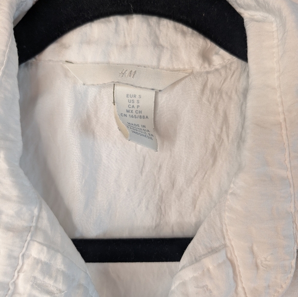 H&M White Sleeveless Button-Down Shirt‎ - Picture 2 of 4